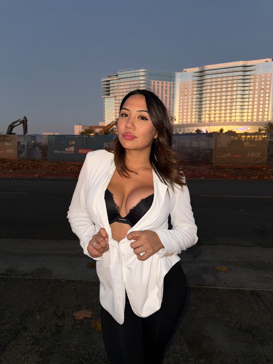 Take a pause and enjoy Ali Cruz — streaming from Moscow