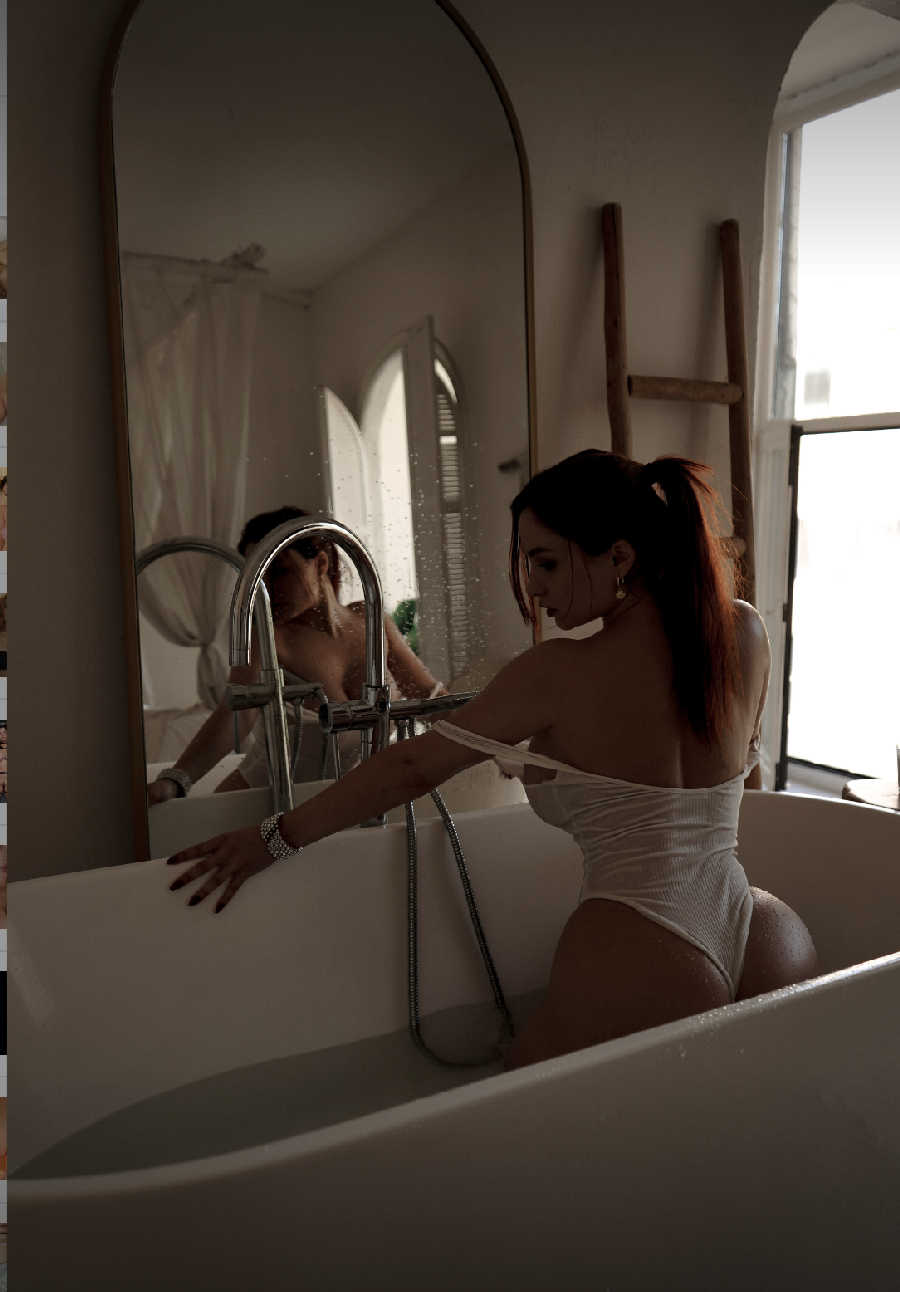 A playful frame from Miranda Faith nude — online in Moscow