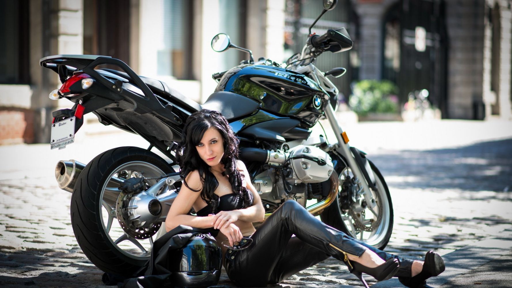 Fresh photos, fresh mood — European women on bikes online in Moscow