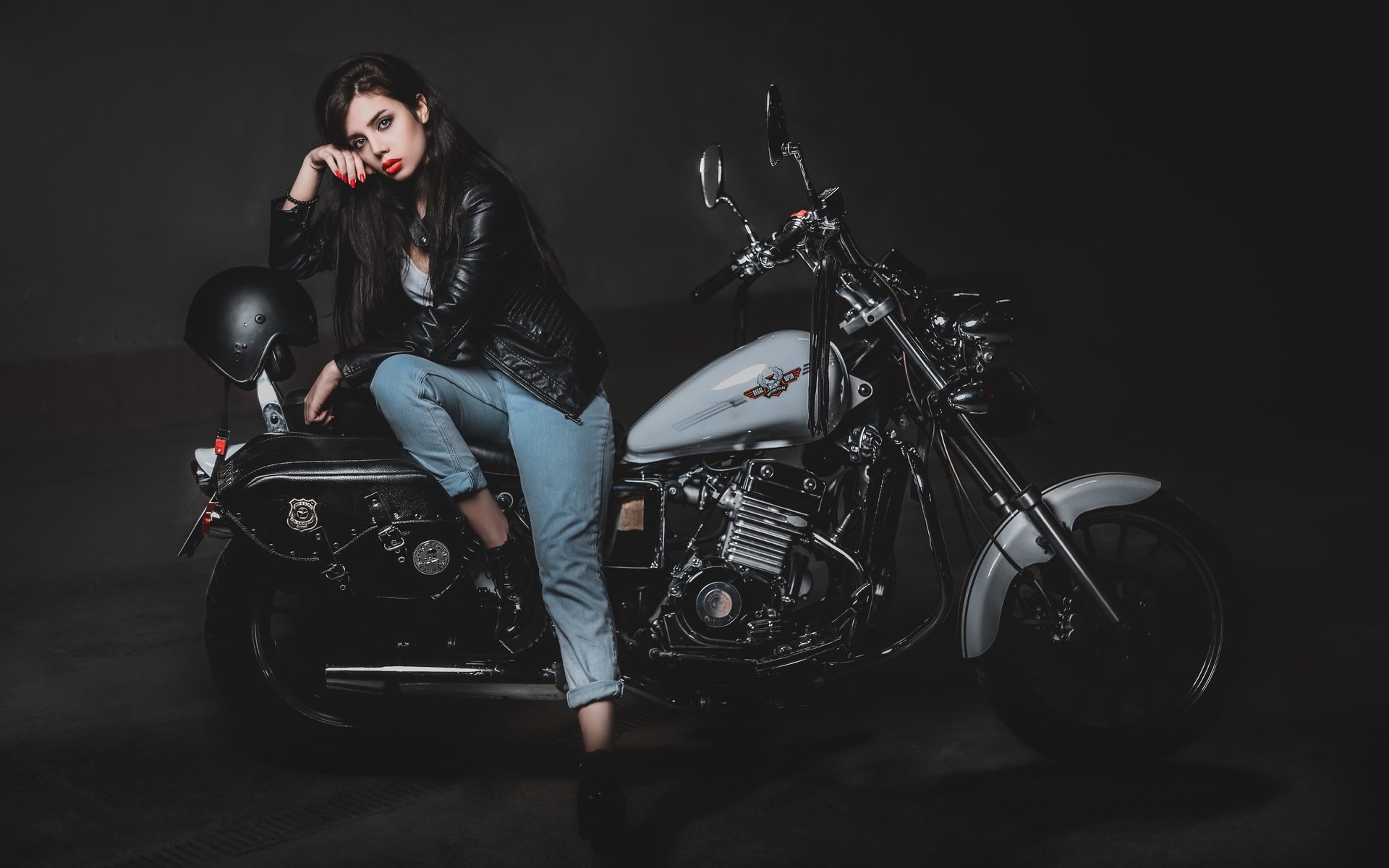 Biker girls: style and drive brings the glow — live moments in Moscow