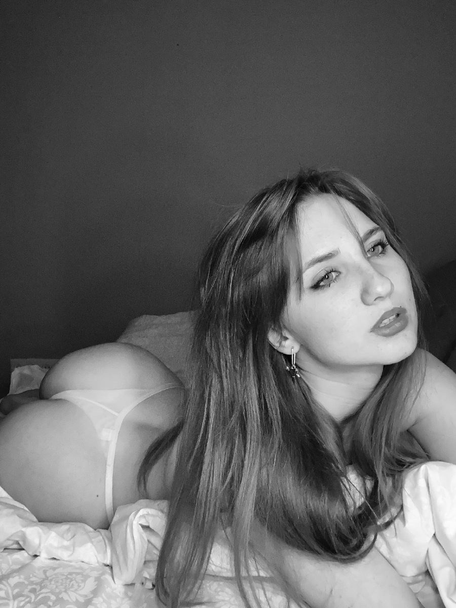 Take a pause and enjoy Nata nude — streaming from Moscow