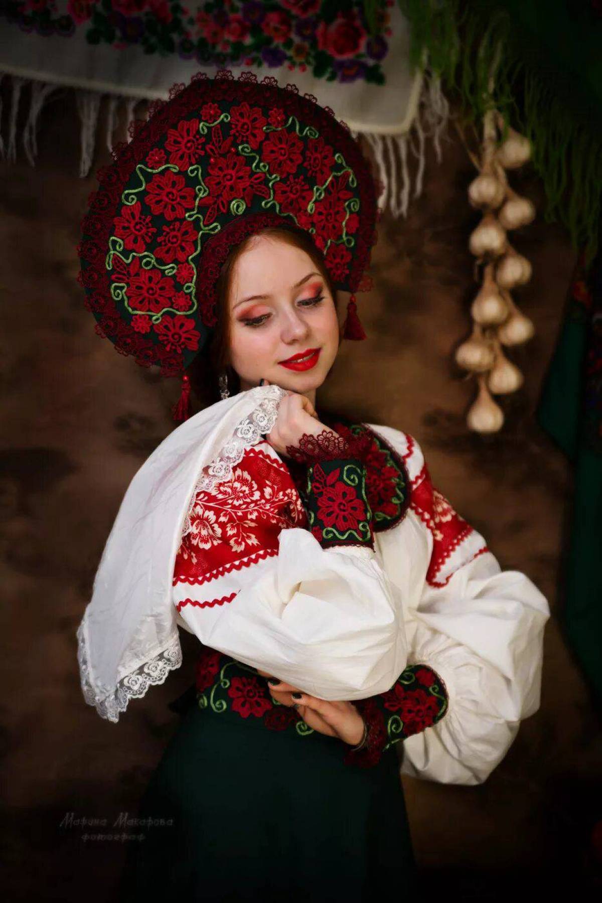 Take a pause and enjoy Women in Slavic costumes — streaming from Moscow