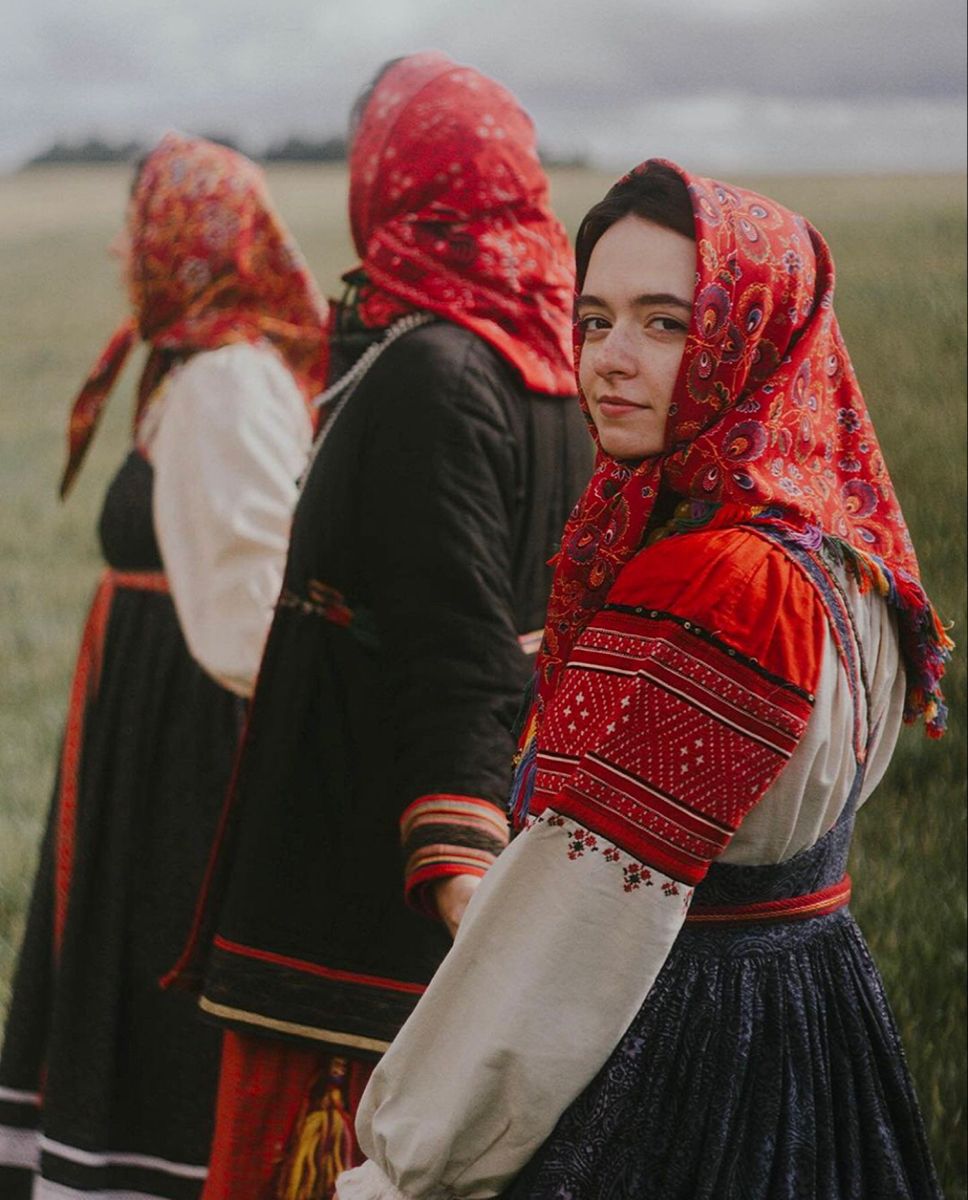 Women in Slavic costumes’s look of the day — catch her live in Moscow