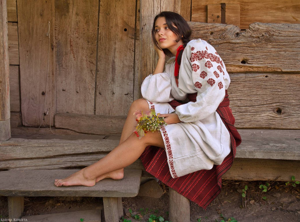 Fresh photos, fresh mood — Women in Slavic costumes online in Moscow