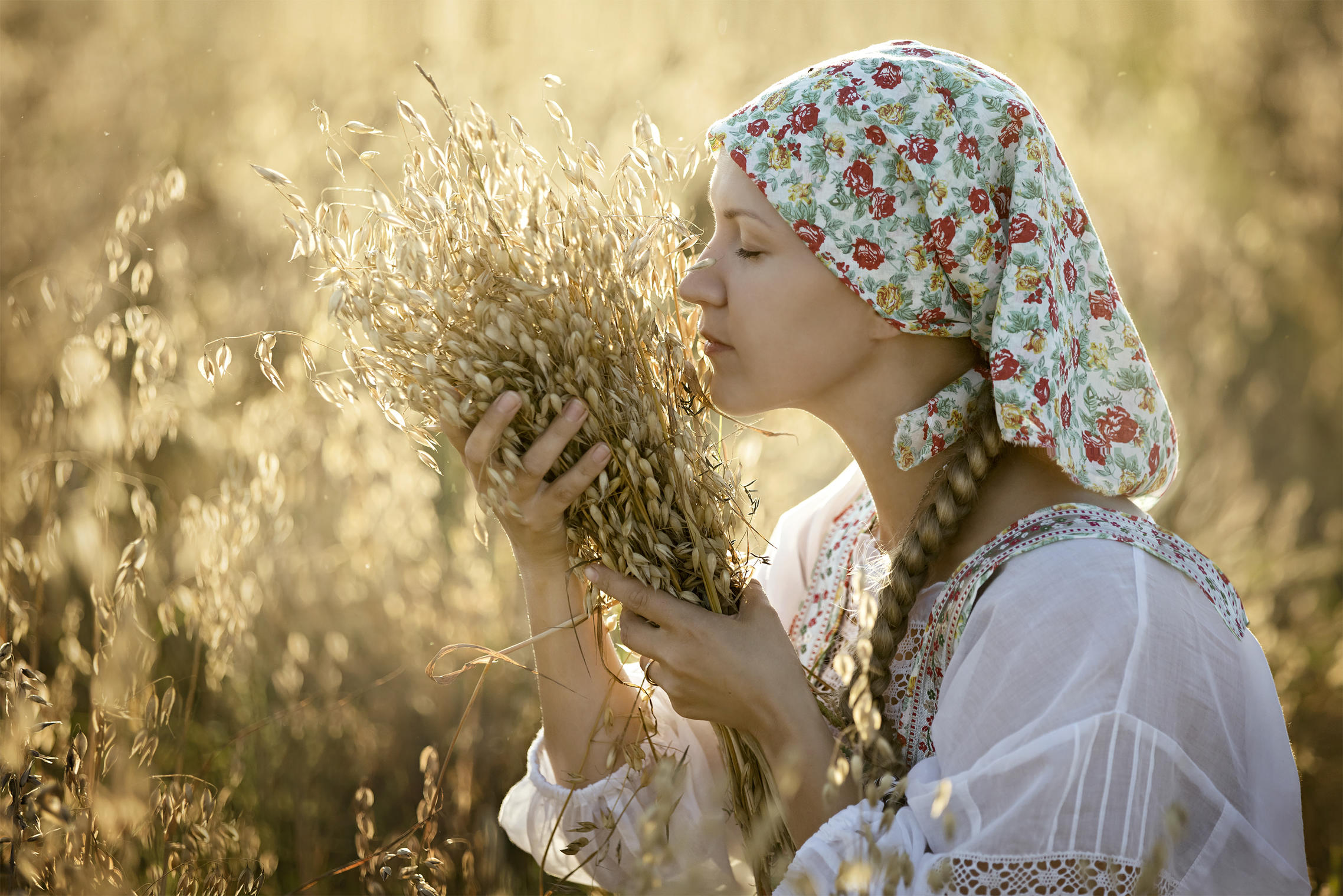 Photo Women in Slavic costumes in Moscow