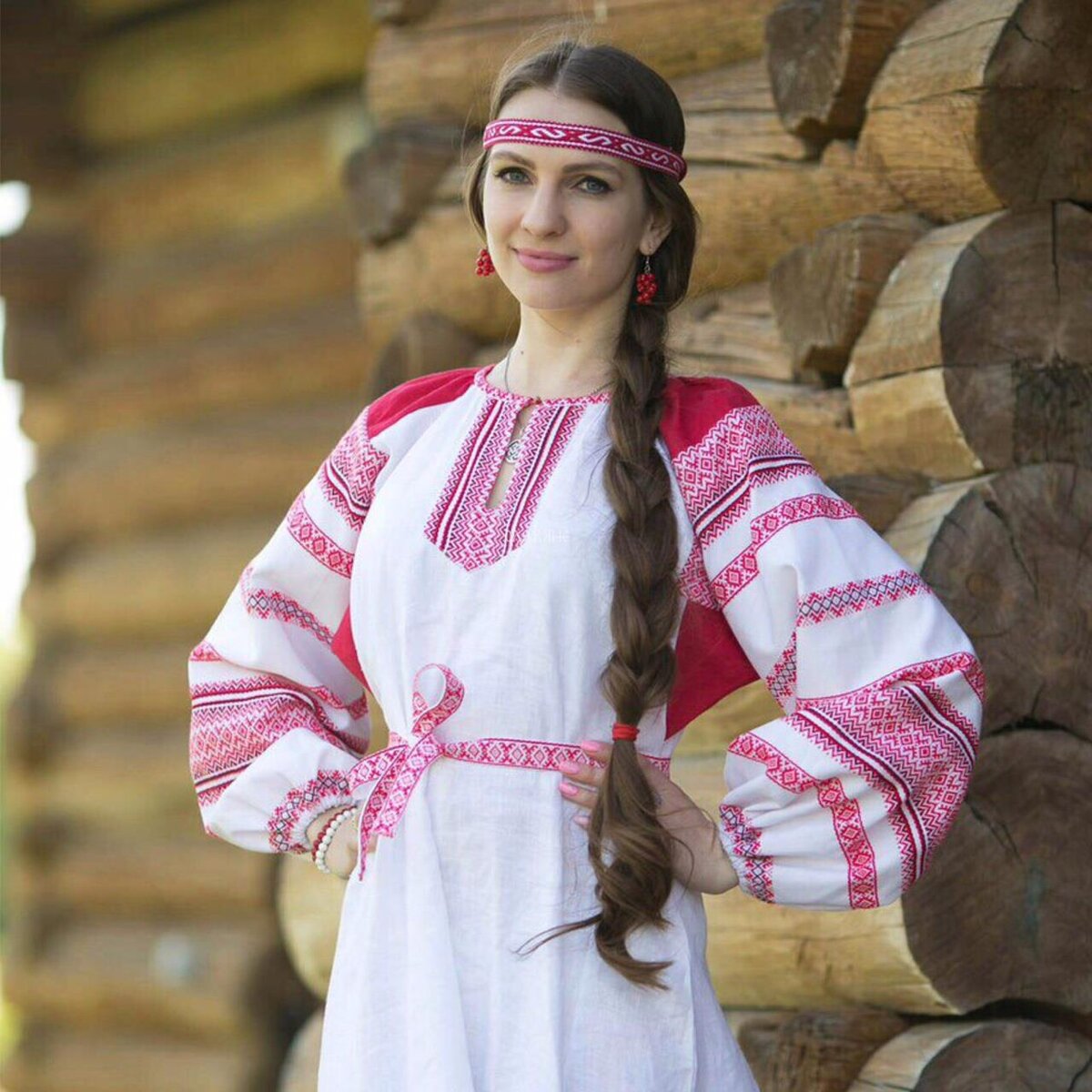 Girls in Slavic costumes brings the glow — live moments in Moscow